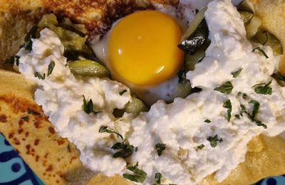 Crêpe garnie aux courgettes, fromage frais, menthe et œufs