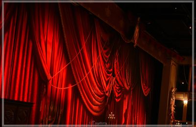 L'art des couleurs au théâtre (le rouge et le bleu).