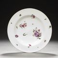 Vincennes. Très rare assiette en porcelaine tendre, XVIIIe siècle, vers 1746-48.
