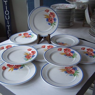 Assiettes à dessert en faïence de Salins, décor bouquet tricolore