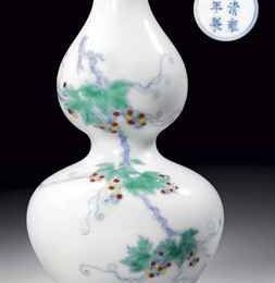 Rare vase double-gourde en porcelaine doucai. Chine, dynastie Qing, marque à six caractères et époque Yongzheng (1723-1735)