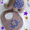 Baby box l'éléphante Alfonsine et le bavoir assorti taupe / violet