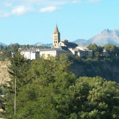 HAUTES ALPES : Embrun et le Lac de Serre Ponçon