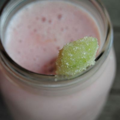 Smoothie rhubarbe, banane et fraise