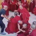 Les moines et nonnes d'un monastère tibétain du Gansu ont reçu l'ordre de se déshabiller.