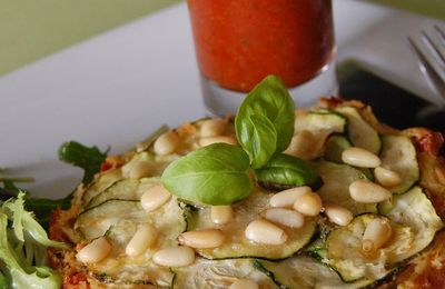 Tartes salées au chèvre et aux courgettes, en croûte de riz, et gaspacho en verrines, sans gluten