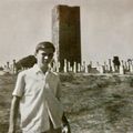 Rabat - 1963 - devant la Tour Hassan alors que l'esplanade n'avait pas encore été modernisée !