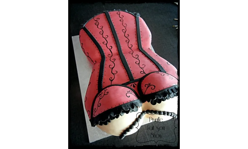 Gateau bustier rouge et noir 