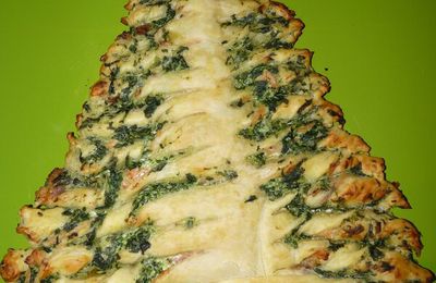 Pizza sapin épinards, saumon fromage, ail et fines herbes