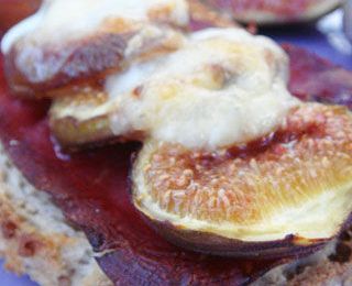 BRUSCHETTA FIGUES VIANDES DES GRISONS ET FROMAGE DE BREBIS