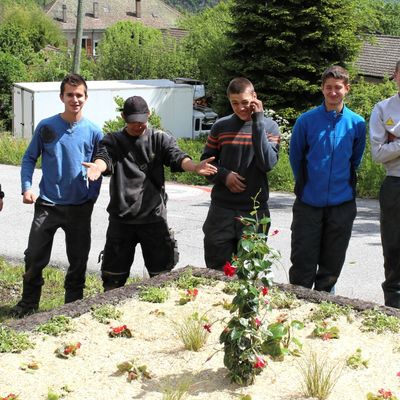 Les CAPA1 EER fleurissent la commune de St Guillaume