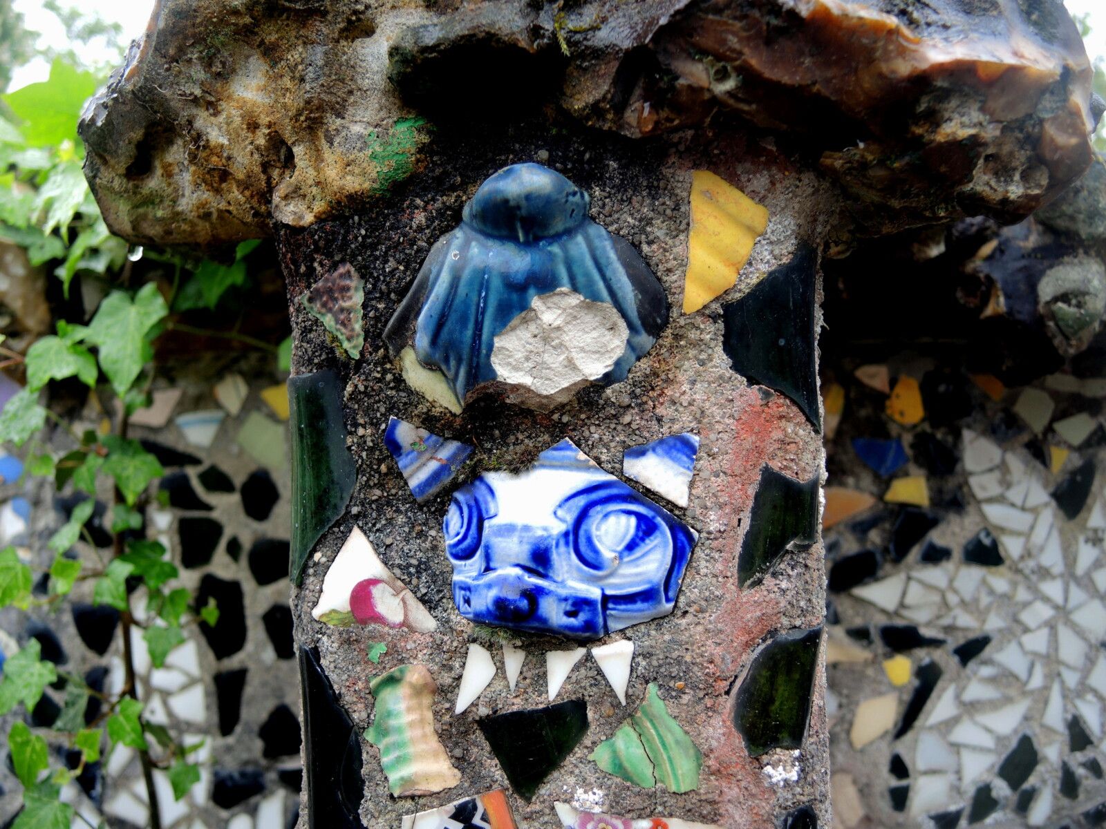 Chartres, Maison Picassiette, le porche, détail (28)