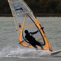 Windsurfeurs au planing sur le lac de Madine le 20 novembre.