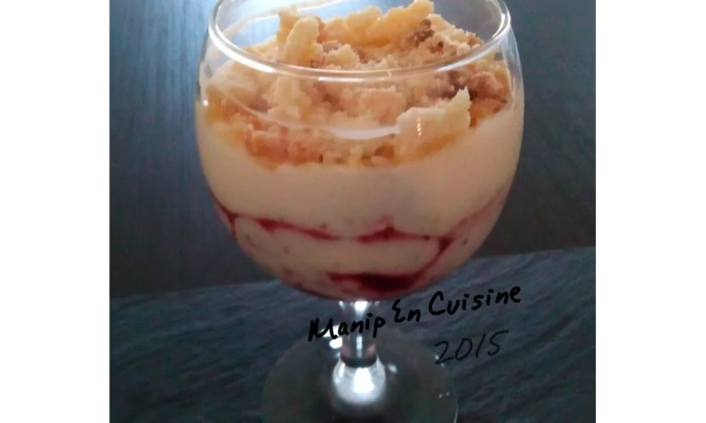 Mousse vanillé, Crumble sur coulis de Fruit rouges