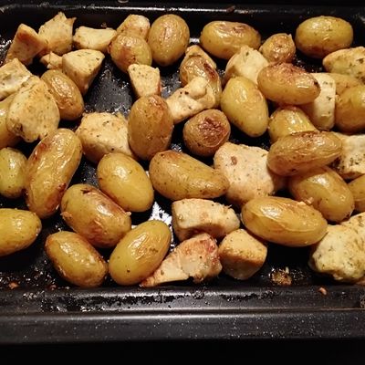 Poulet et patates au four à l'ail et au romarin 