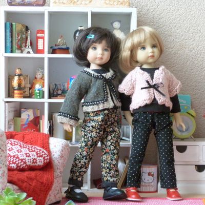 Blonde et brune ,des filles en velours et en pantalons