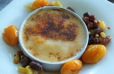 Crème brûlée à la fève tonka, kumquat confit, abricots aux agrumes, perles de Dulcey