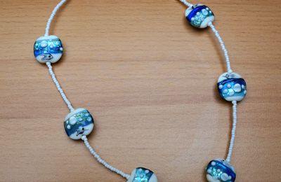 Collier "sous l'océan" blanc et bleu réalisé en perles de verre et rocailles