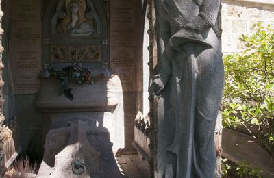 Cariatides tombeau Güet, cimetière du père Lachaise