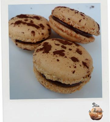 Macaron fruits de la passion - chocolat au lait façon Mogador de Pierre Hermé