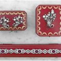Cartier - Paris. Parure en or blanc. Vers 1940 & Attribué à Cartier. Bracelet articulé en or gris. Vers 1930