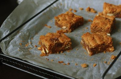 Blondie au chocolat blanc, beurre de cacahuètes et aux Reese's cups