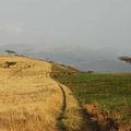 Des chemins sur les crètes des montagnes