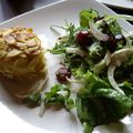 Salades mélees, cerises et fenouil et chevre chaud en croute d'amande