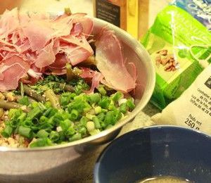 Parce que la gourmandise, c'est bien, mais que ça ne suffit pas: salade sympa aux haricots verts, jambon cru et noix!