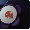 petit miroir fleur violet foncé, édité par Visiva SRL, fabriqué à Milan, Italie