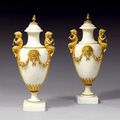 Paire de vases couverts en marbre blanc tourné. Époque Louis XVI