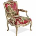 Large fauteuil à châssis en bois rechampi, crème et doré, Époque Louis XV