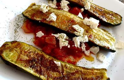 COURGETTES RÔTIES SUR SAUCE TOMATÉE