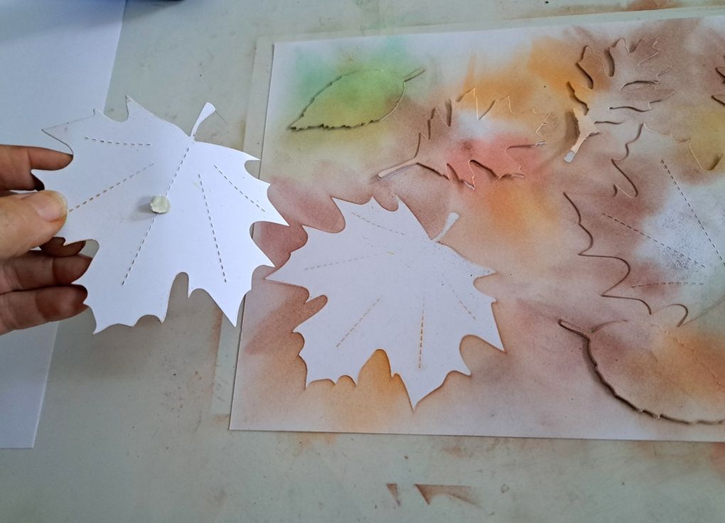Avec différentes feuilles d'arbre, sans les déplacer