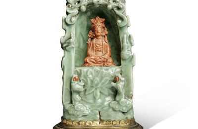 A 'Longquan' celadon-glazed and biscuit figure of a seated Guanyin, Yuan-Ming dynasty (1279-1644)