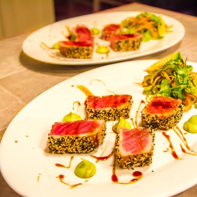 Tataki de Thon, Mousse d'Avocat, Réduction de Soya et Salade Asiatique 