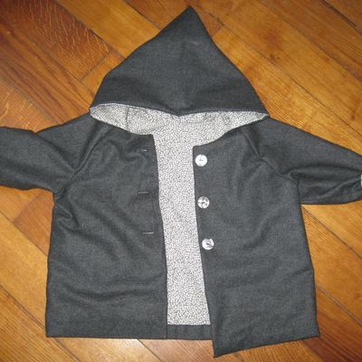 Le manteau à capuche
