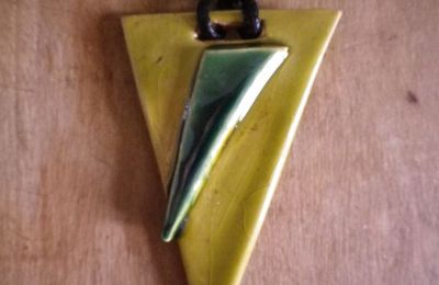 21. Collier triangle deux vert