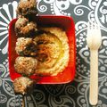 Brochettes de boulettes et crème de pois chiches