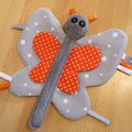 Doudou plat papillon gris orange