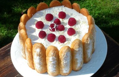 Charlotte mousse au champagne rosé et framboises fraîches