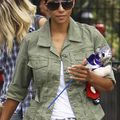 Halle berry porte des lunettes solaires Carrera 