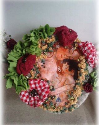 Collier en lin brodé "La femme et l'enfant"