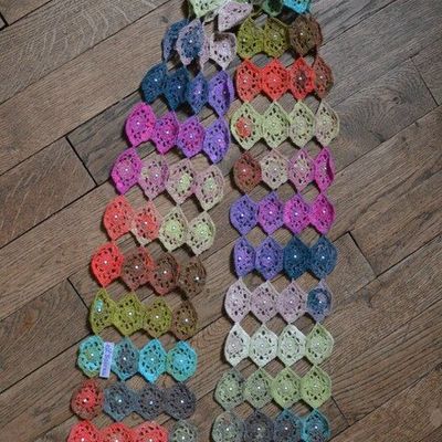 Un foulard de dentelle au crochet avec une pelote de Sekku de Noro