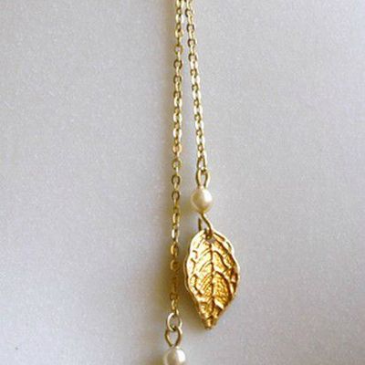Collier cravate doré feuilles et perles nacrées 