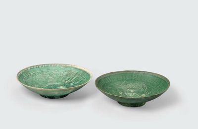 Two green glazed shallow bowls with impressed decoration and spur marks, Trần-Lê dynasties, 14th-15th century