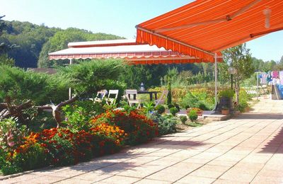 La terrasse pour rêvasser et le chemin du jardin