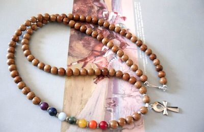 Collier mala, chakras, croix Ankh égypte ancienne - perles bois de bayong - gemmes