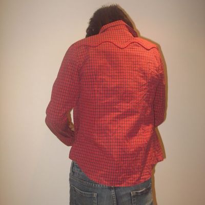 La chemise à carreau...
