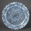 Grand plat, porcelaine à décor peint en bleu sous couverte. Chine, Epoque Yuan, vers 1325-1340